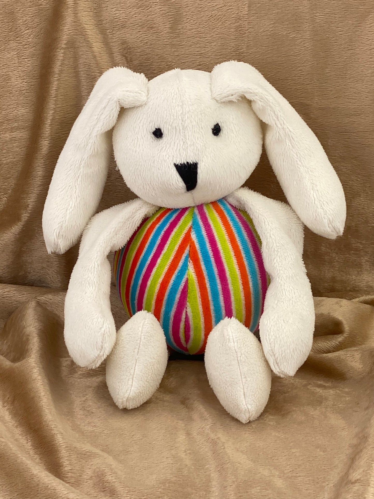 Kugelbauch-Hase "Nino" creme/regenbogen